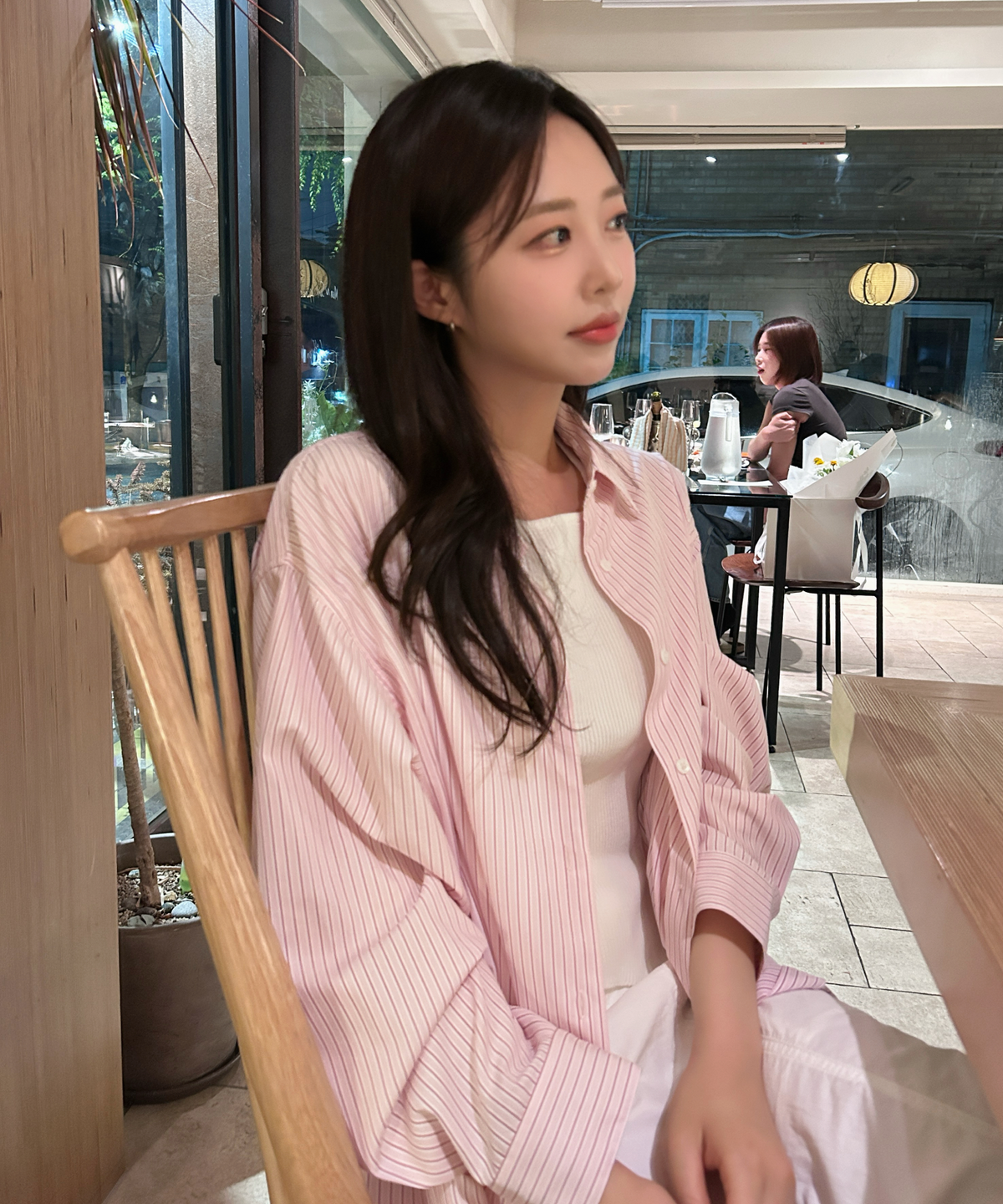 로엠(ROEM) 오버핏 스트라이프 셔츠 RMYWG25RT1