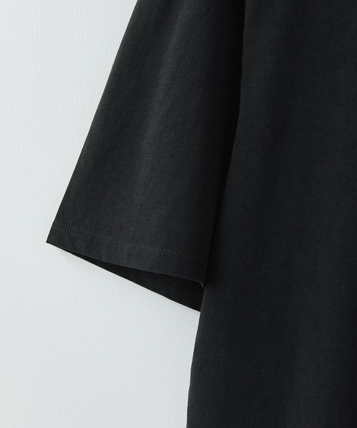 러프사이드(ROUGHSIDE) Scoop Neck T-Shirt Ash Black
