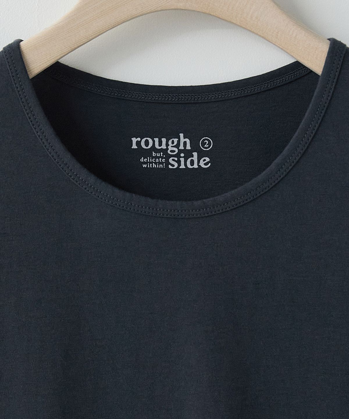 러프사이드(ROUGHSIDE) Scoop Neck T-Shirt Midnight
