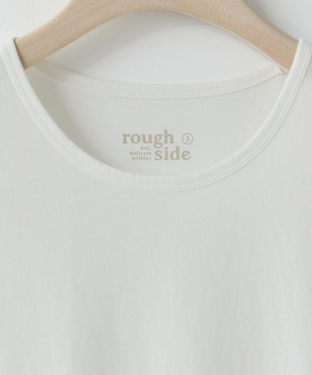 러프사이드(ROUGHSIDE) Scoop Neck T-Shirt Off White