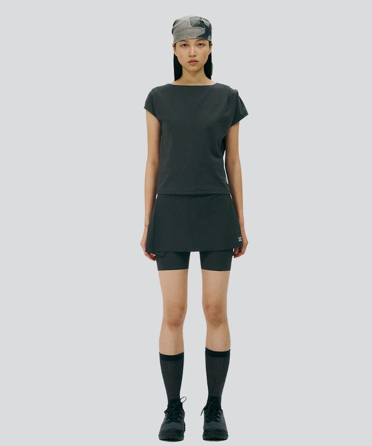 칼렉(KALEG) 트랜지셔널 핀턱 크루넥 티셔츠 여성  (다크 그레이)