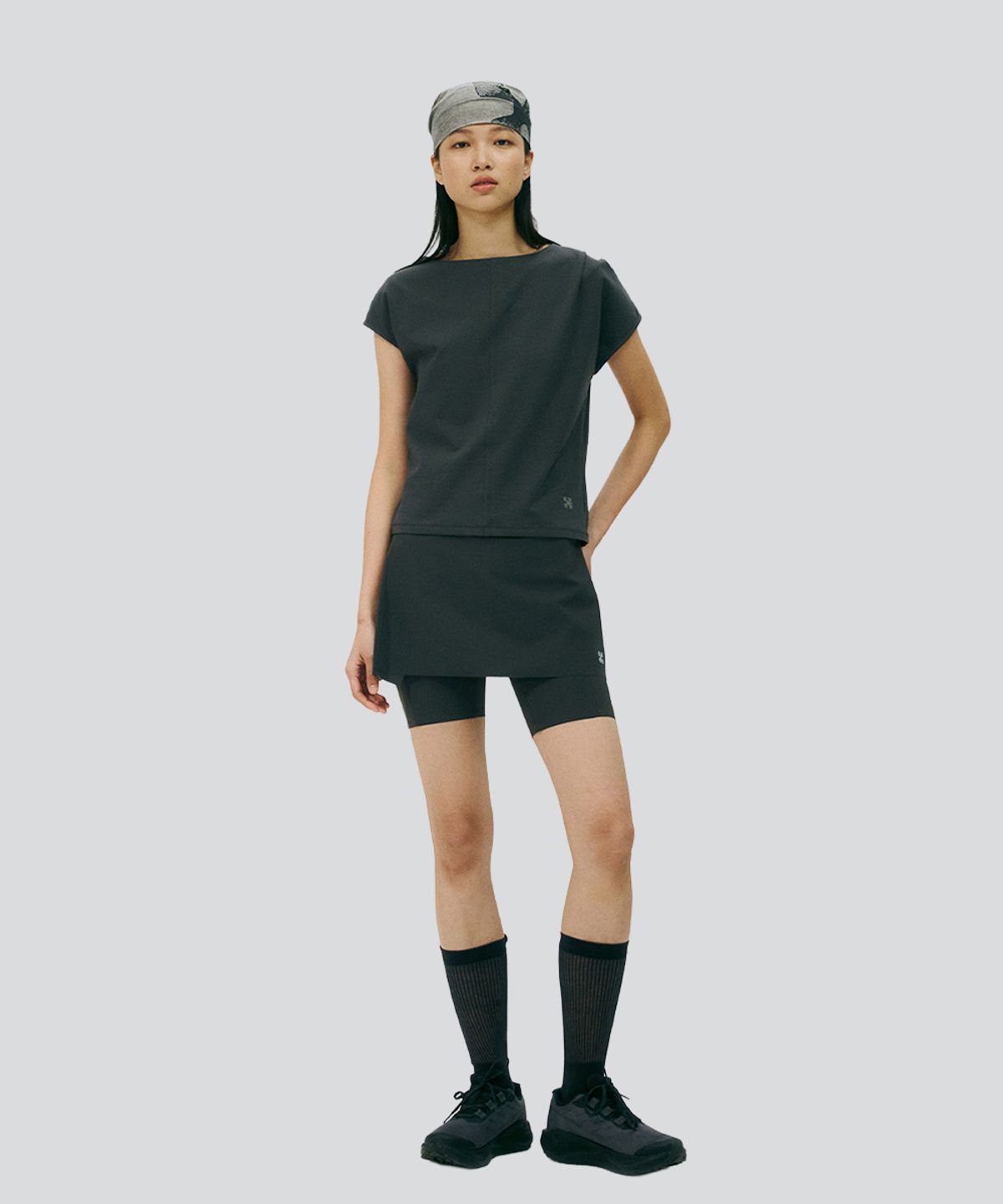 칼렉(KALEG) 트랜지셔널 핀턱 크루넥 티셔츠 여성  (다크 그레이)