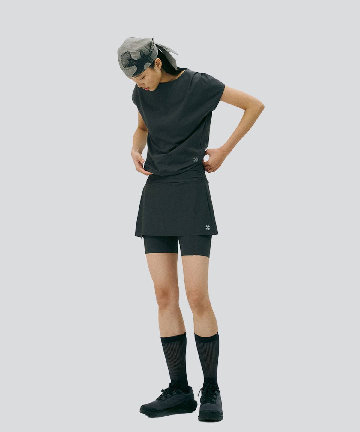 칼렉(KALEG) 트랜지셔널 핀턱 크루넥 티셔츠 여성  (다크 그레이)