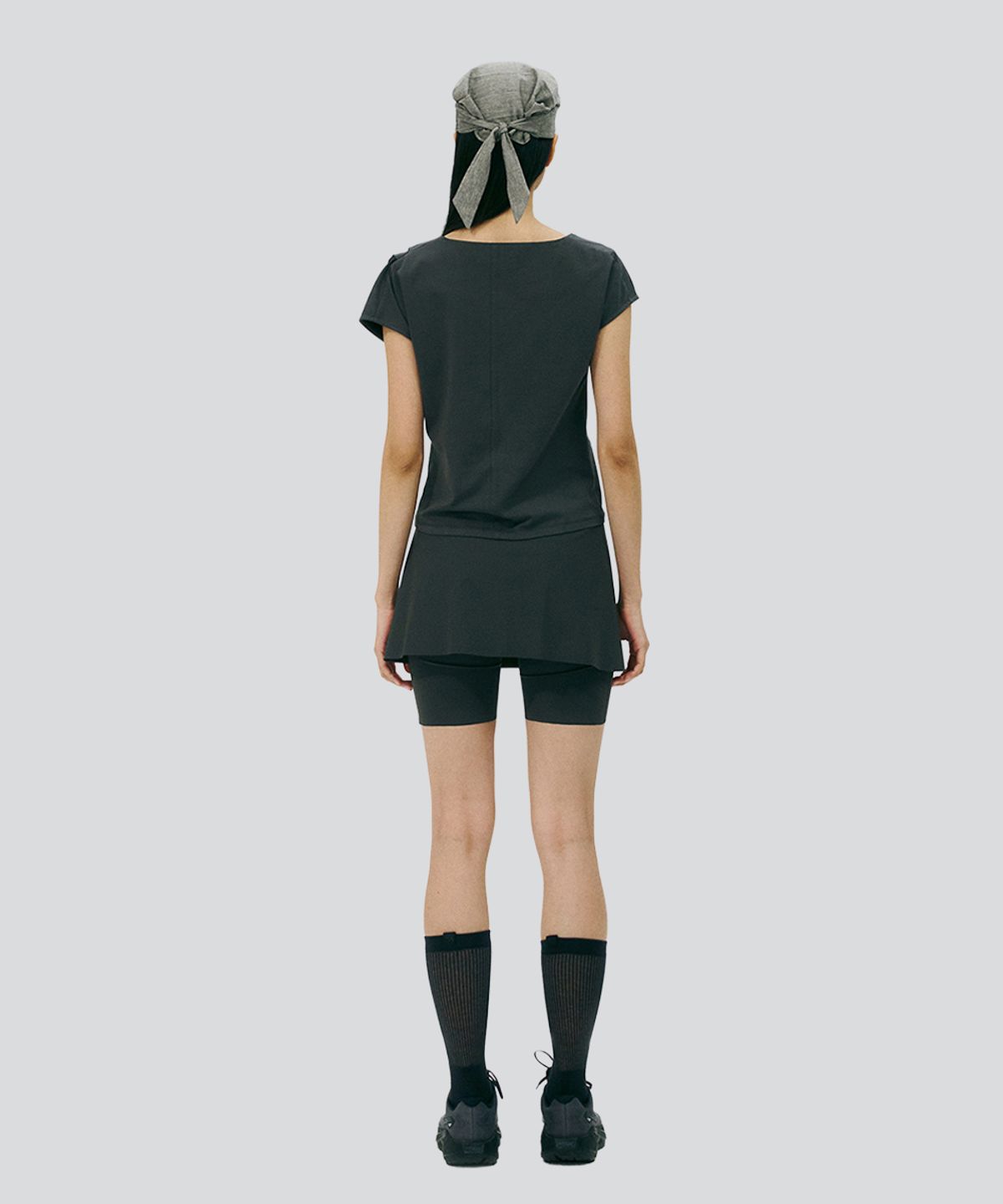 칼렉(KALEG) 트랜지셔널 핀턱 크루넥 티셔츠 여성  (다크 그레이)