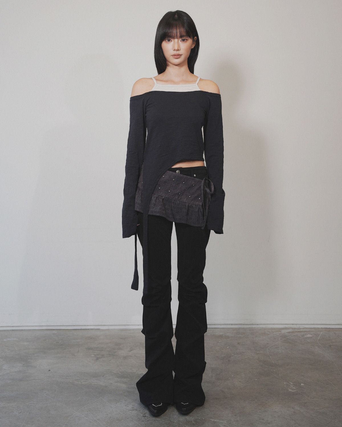 여린(YEORIN) Asym Off-Shoulder Strap Long Sleeve (Navy)
