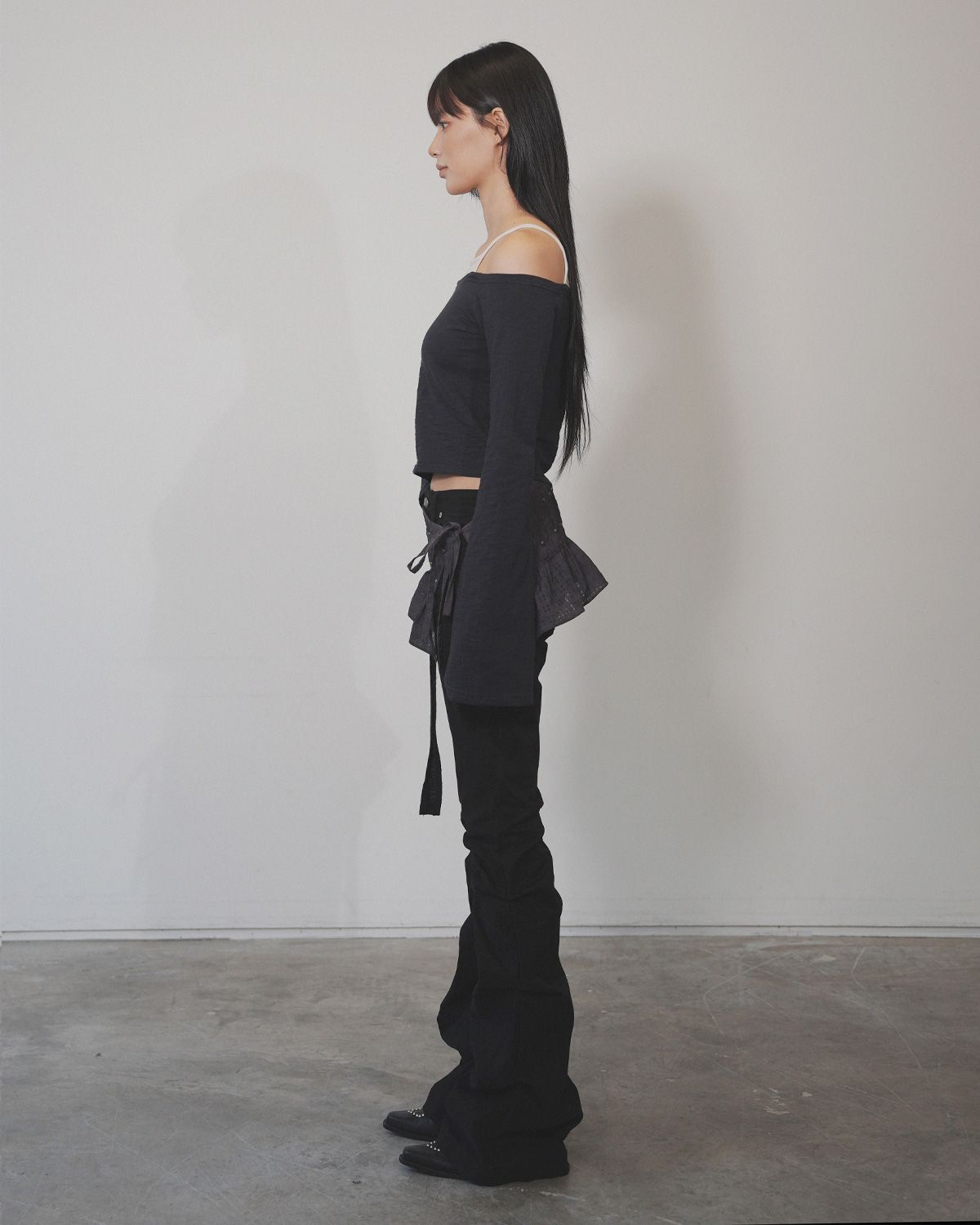여린(YEORIN) Asym Off-Shoulder Strap Long Sleeve (Navy)