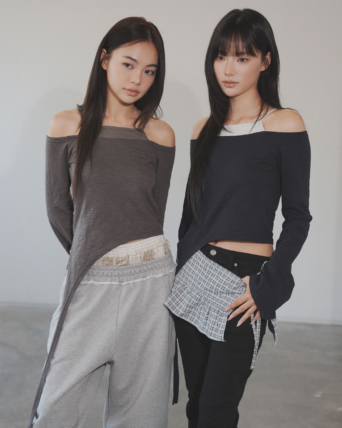 여린(YEORIN) Asym Off-Shoulder Strap Long Sleeve (Navy)