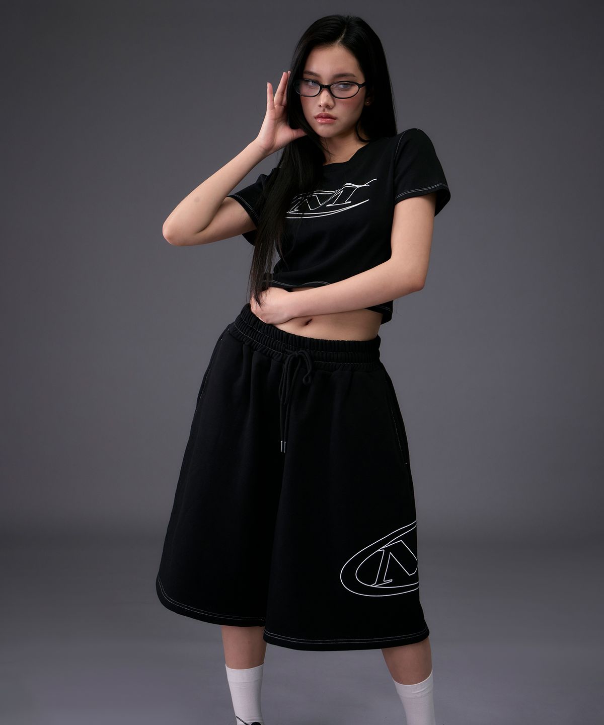 미학(MIHAK) 스트록 로고 스티치 크롭 티셔츠 (BLACK)