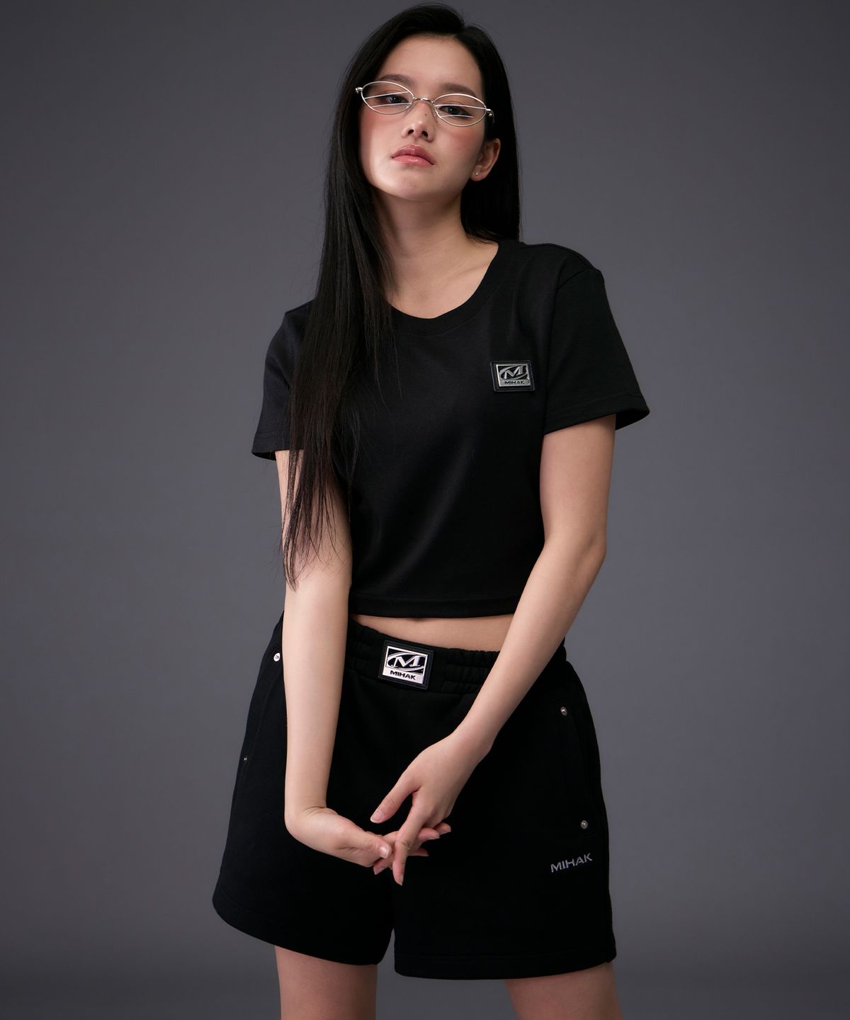 미학(MIHAK) 메탈 플레이트 크롭 티셔츠 (BLACK)