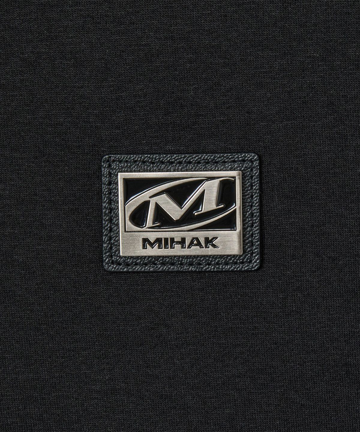 미학(MIHAK) 메탈 플레이트 크롭 티셔츠 (BLACK)