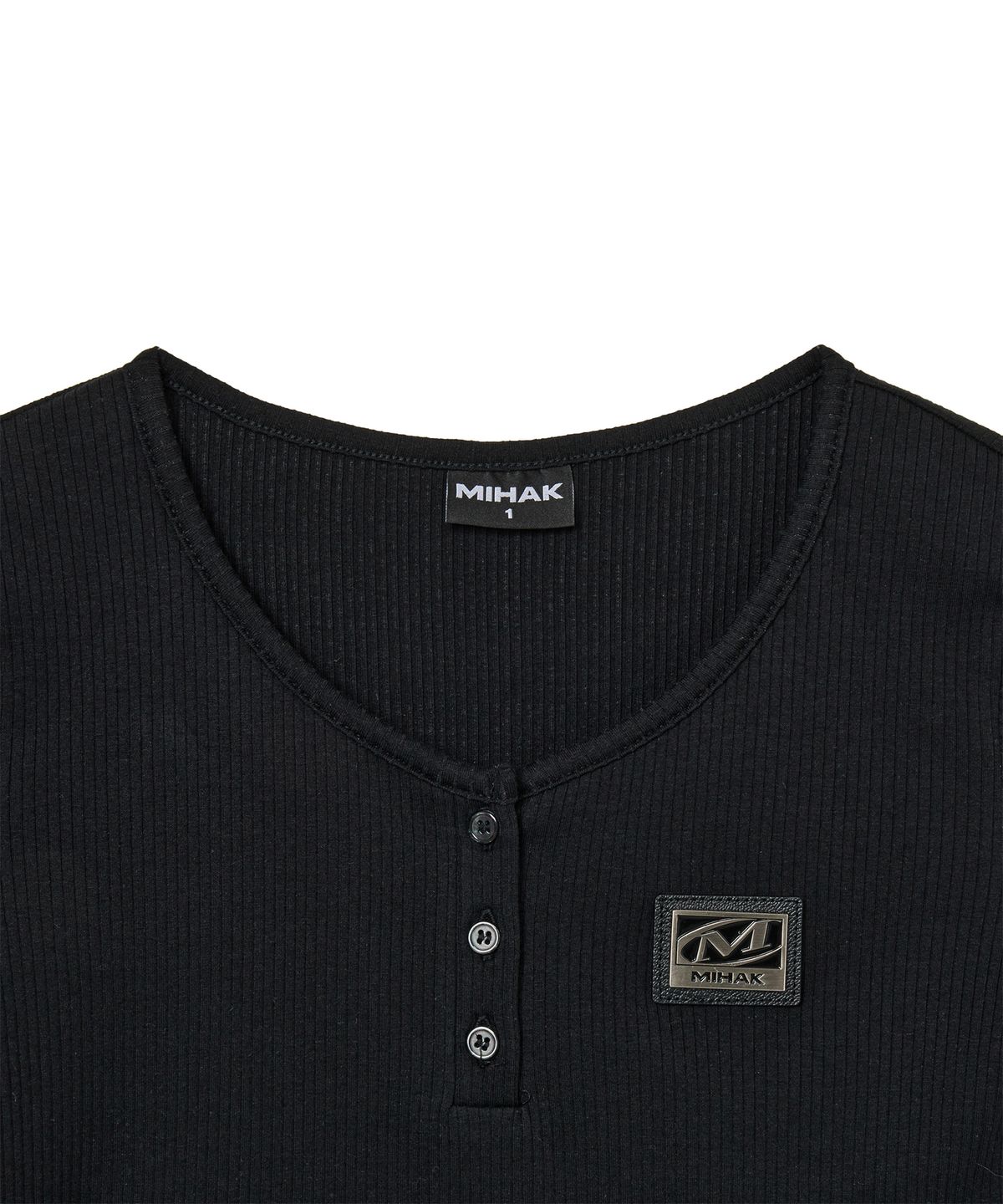 미학(MIHAK) 메탈 플레이트 크롭 헨리넥 티셔츠 (BLACK)