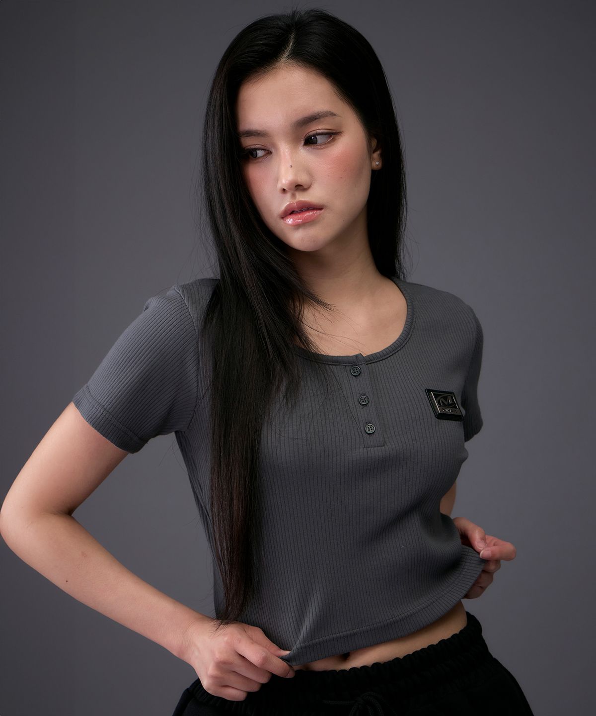 미학(MIHAK) 메탈 플레이트 크롭 헨리넥 티셔츠 (CHARCOAL)