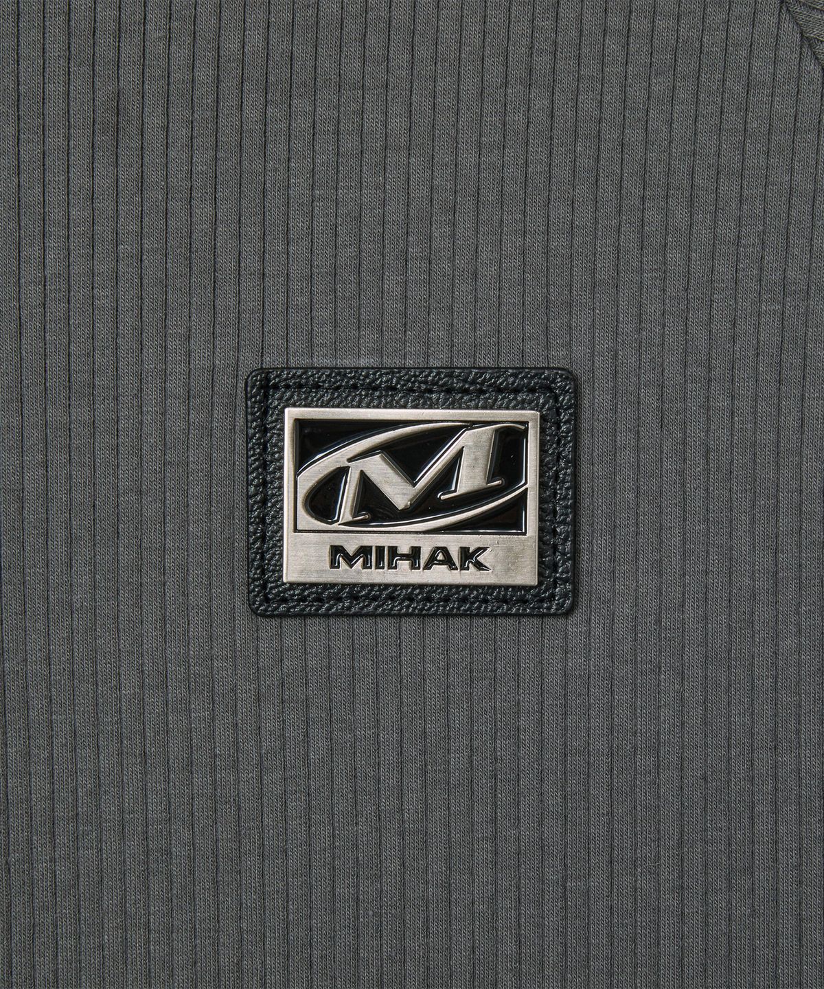 미학(MIHAK) 메탈 플레이트 크롭 헨리넥 티셔츠 (CHARCOAL)