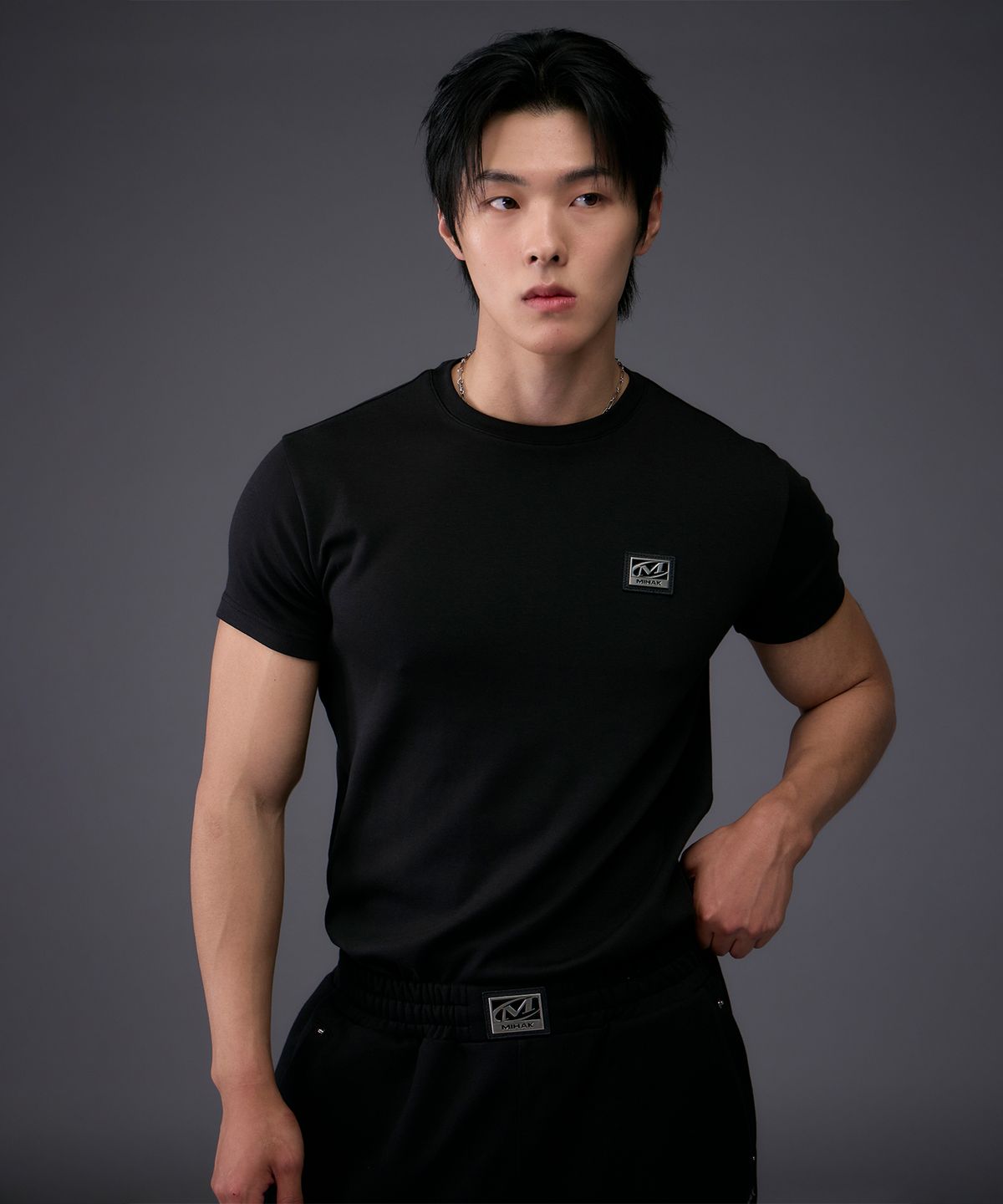 미학(MIHAK) 메탈 플레이트 머슬핏 티셔츠 (BLACK)