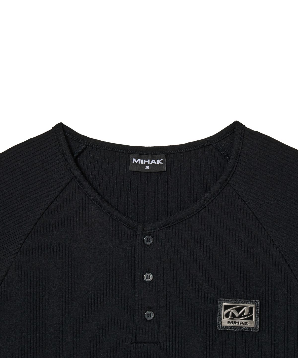 미학(MIHAK) 메탈 플레이트 머슬핏 헨리넥 티셔츠 (BLACK)