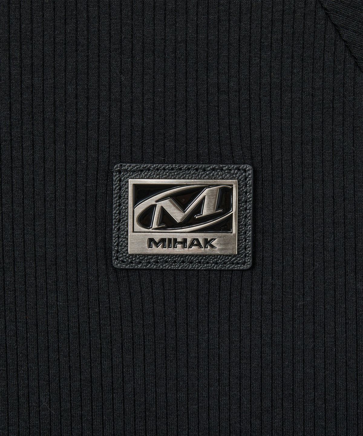 미학(MIHAK) 메탈 플레이트 머슬핏 헨리넥 티셔츠 (BLACK)
