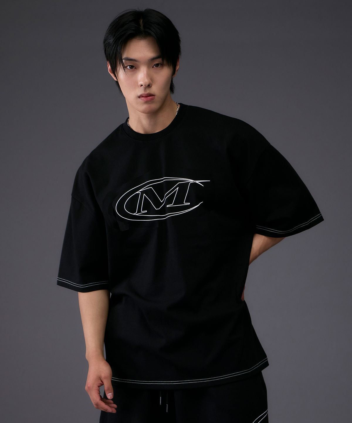 미학(MIHAK) 스트록 로고 스티치 오버핏 티셔츠 (BLACK)