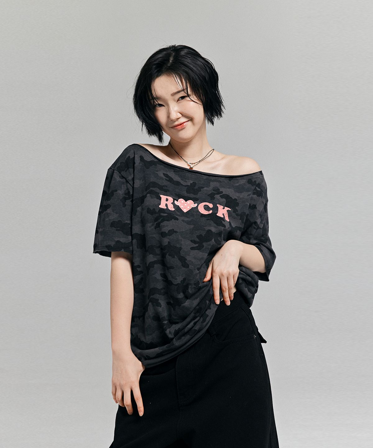 어썸스튜디오(AWESOME STUDIO) 원숄더 카모락스타 티셔츠 챠콜