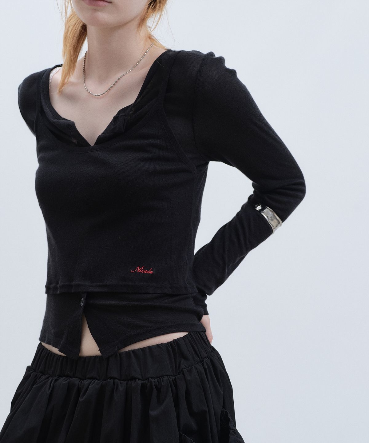 닉앤니콜(NICK&NICOLE) HENLEY NECK LAYERED SLEEVE TOP_BLACK