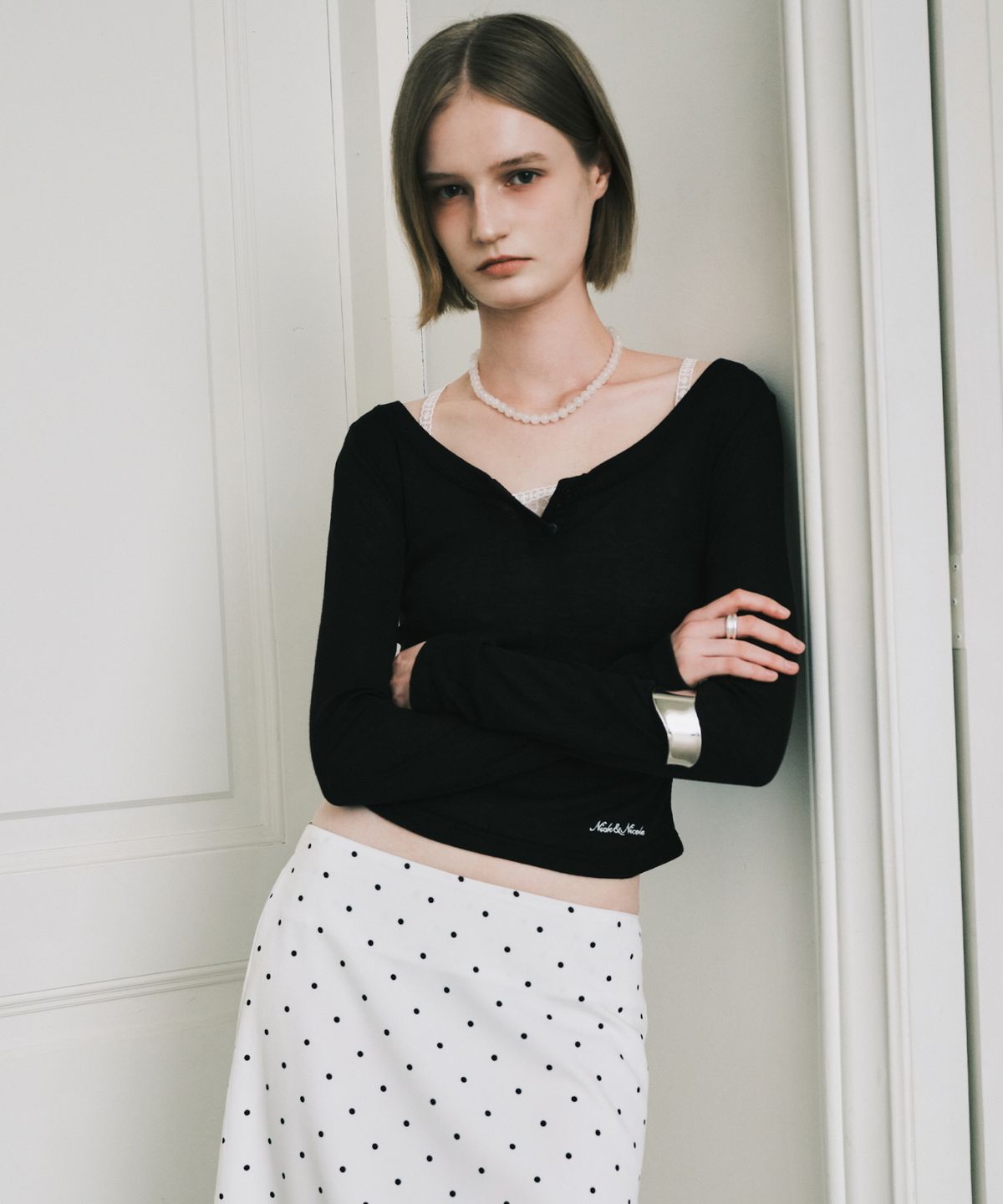 닉앤니콜(NICK&NICOLE) SOFT BUTTON SLIM TOP_BLACK