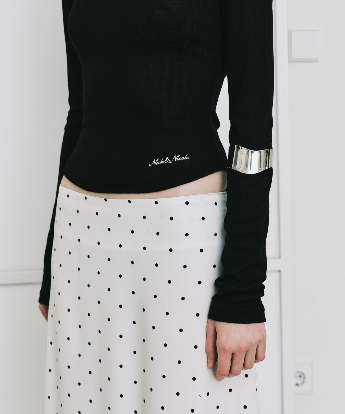 닉앤니콜(NICK&NICOLE) SOFT BUTTON SLIM TOP_BLACK