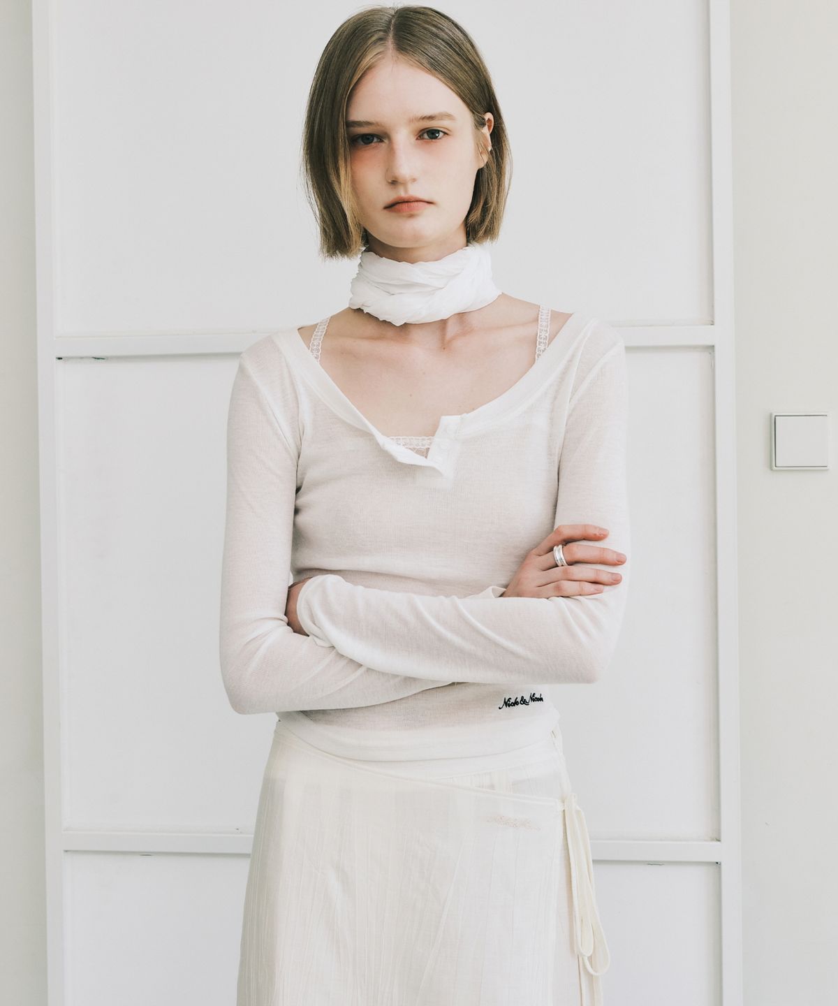 닉앤니콜(NICK&NICOLE) SOFT BUTTON SLIM TOP_IVORY