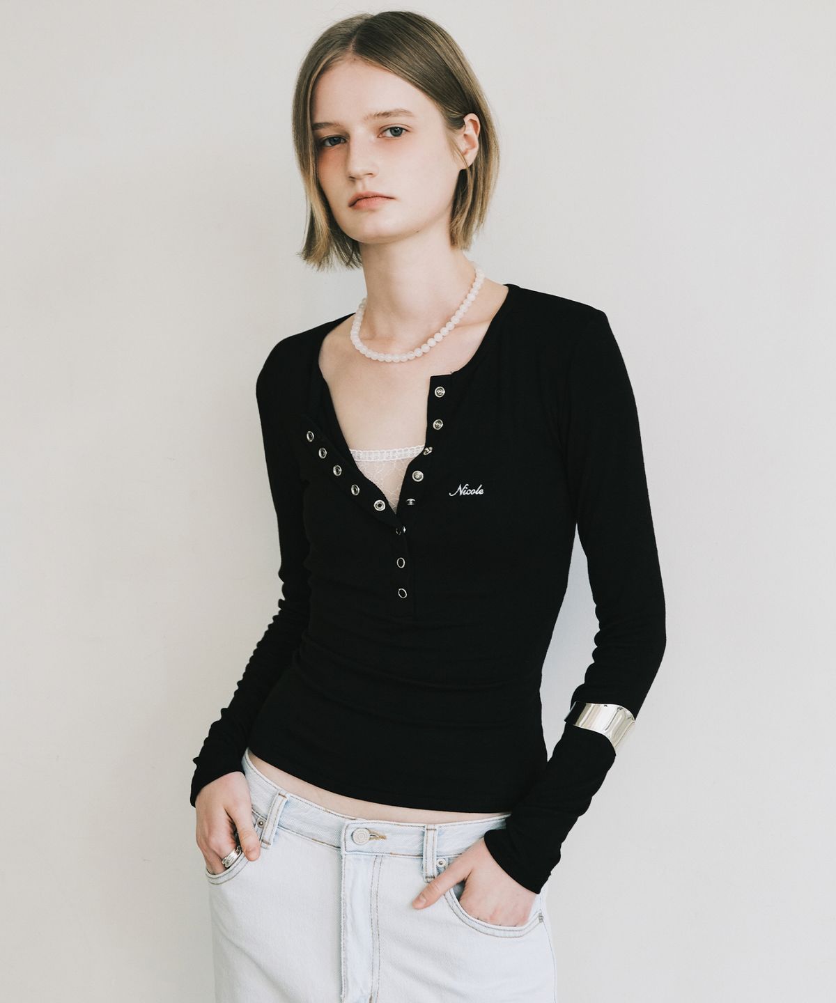 닉앤니콜(NICK&NICOLE) BUTTON HENLEY NECK TOP_BLACK