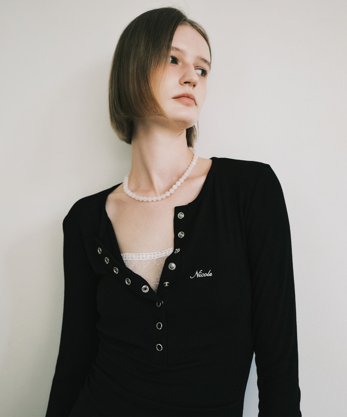 닉앤니콜(NICK&NICOLE) BUTTON HENLEY NECK TOP_BLACK