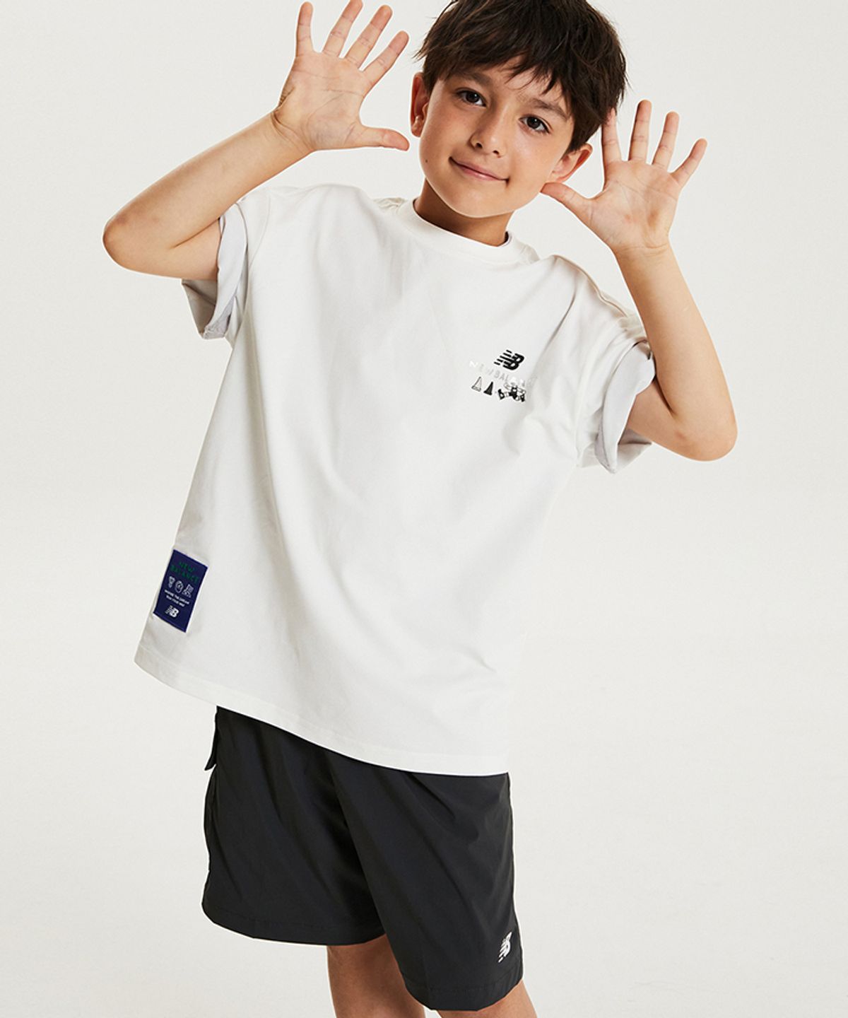 뉴발란스 키즈(NEWBALANCEKIDS) ALL PLAY_아동 쿨터치 반팔티+우븐 스트레치 팬츠 셋업 NK9YG2504U60
