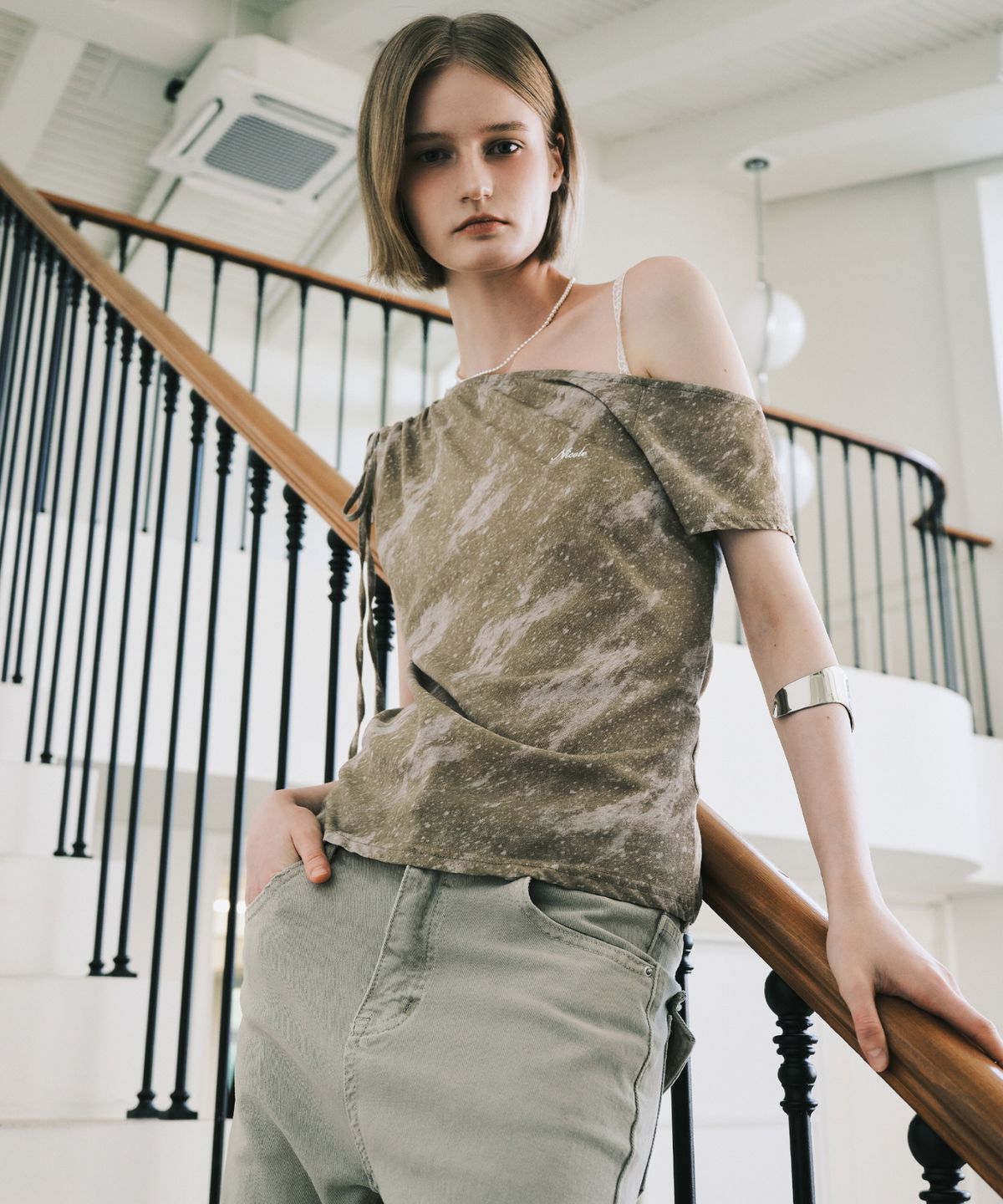 닉앤니콜(NICK&NICOLE) MARBLE DRAPE SHIRRING TOP_BROWN