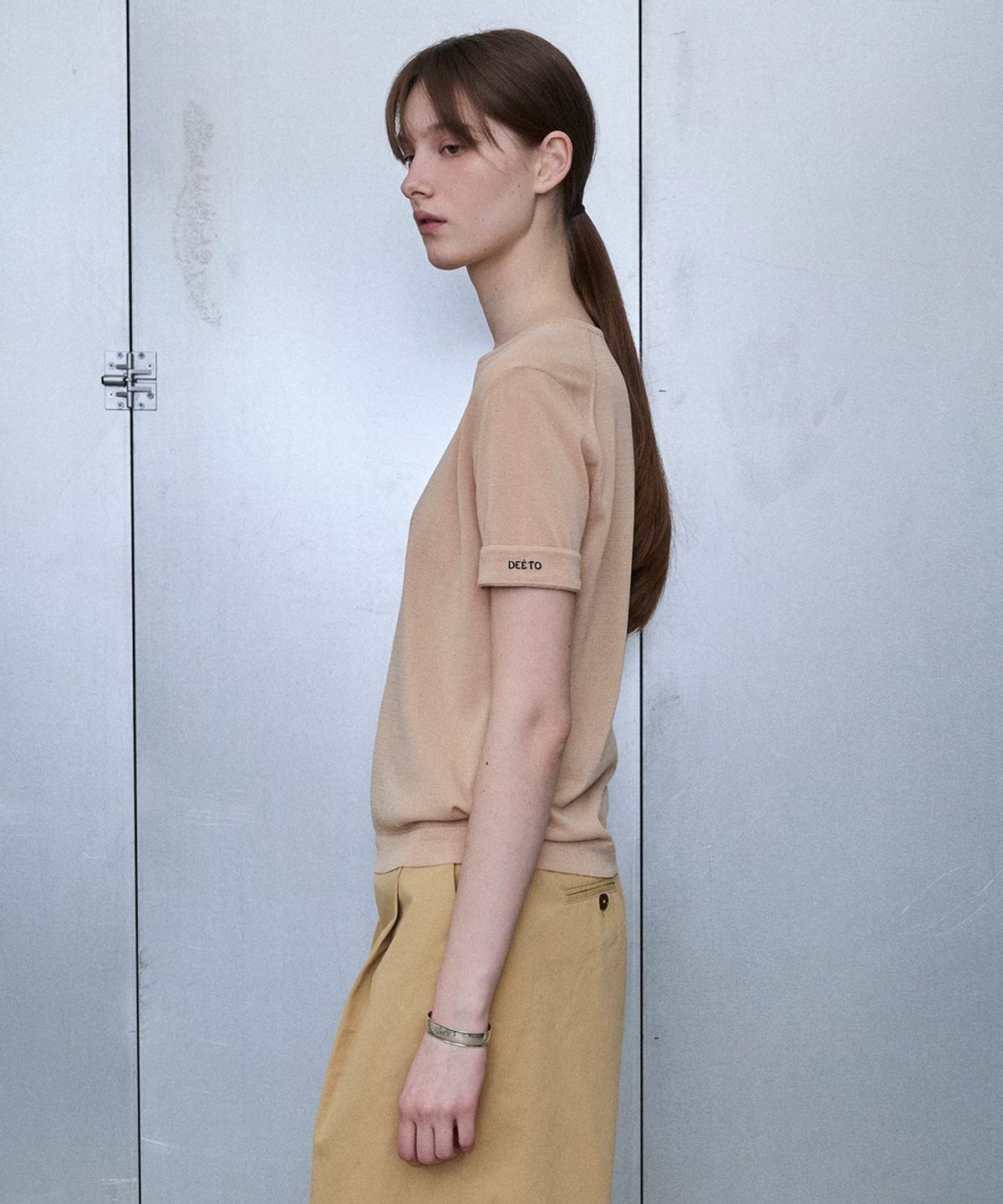 디에토(DEETO) Embroidered Sleeve Knit Tee [BRIGE]