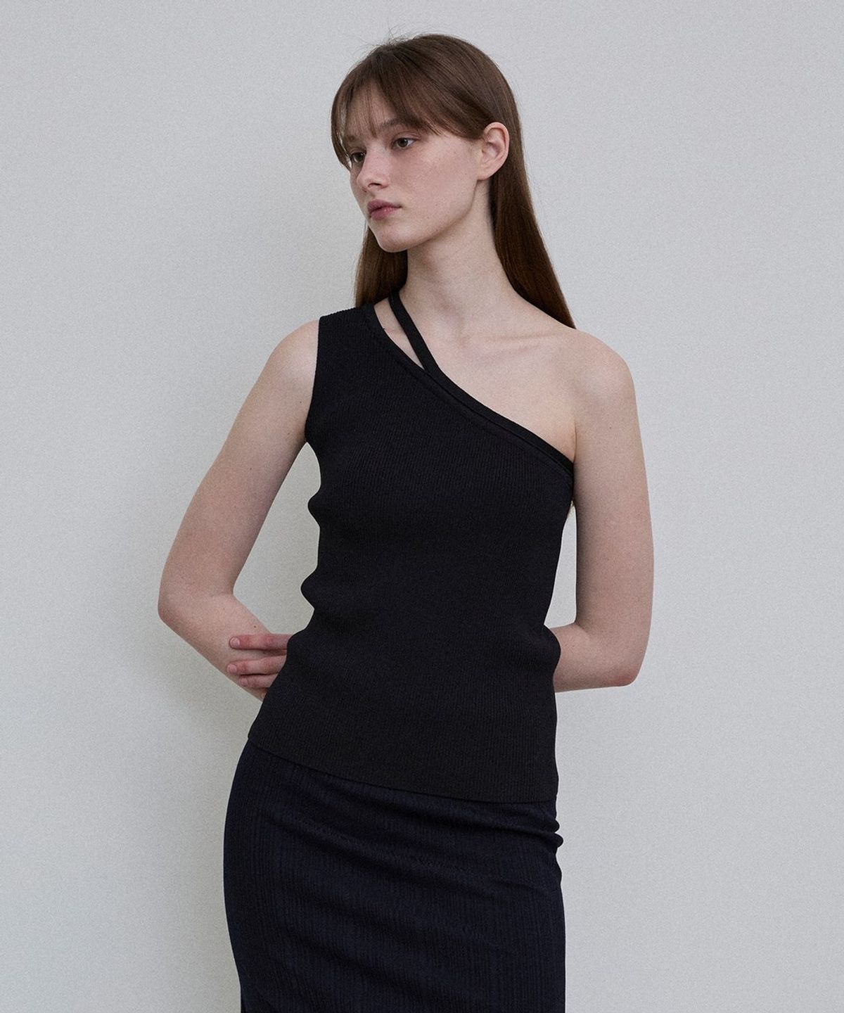 디에토(DEETO) Ribbed One-Shoulder Top [BLACK]
