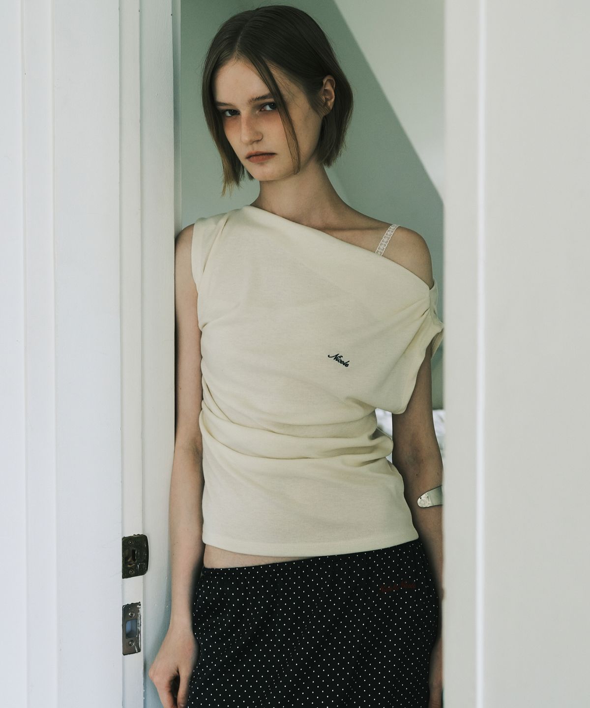 닉앤니콜(NICK&NICOLE) DRAPED SHIRRING SLEEVELESS TOP_CREAM