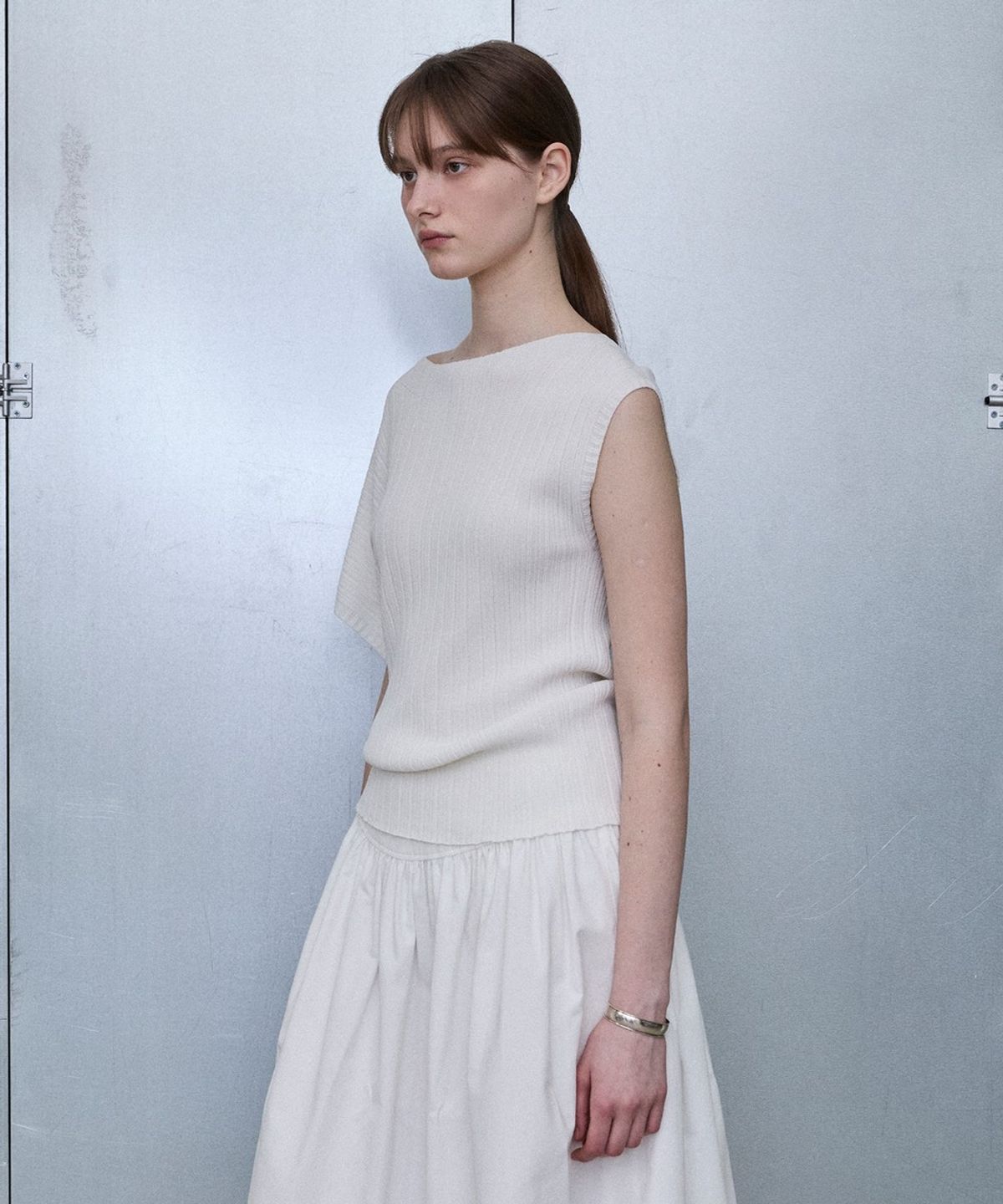 디에토(DEETO) Asymmetric Sleeve Pleated Knit Pullover [WHITE]