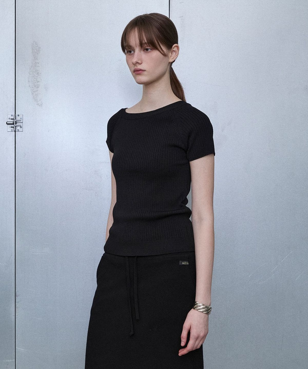 디에토(DEETO) One-Shoulder Short Sleeve Knit Pullover [BLACK]