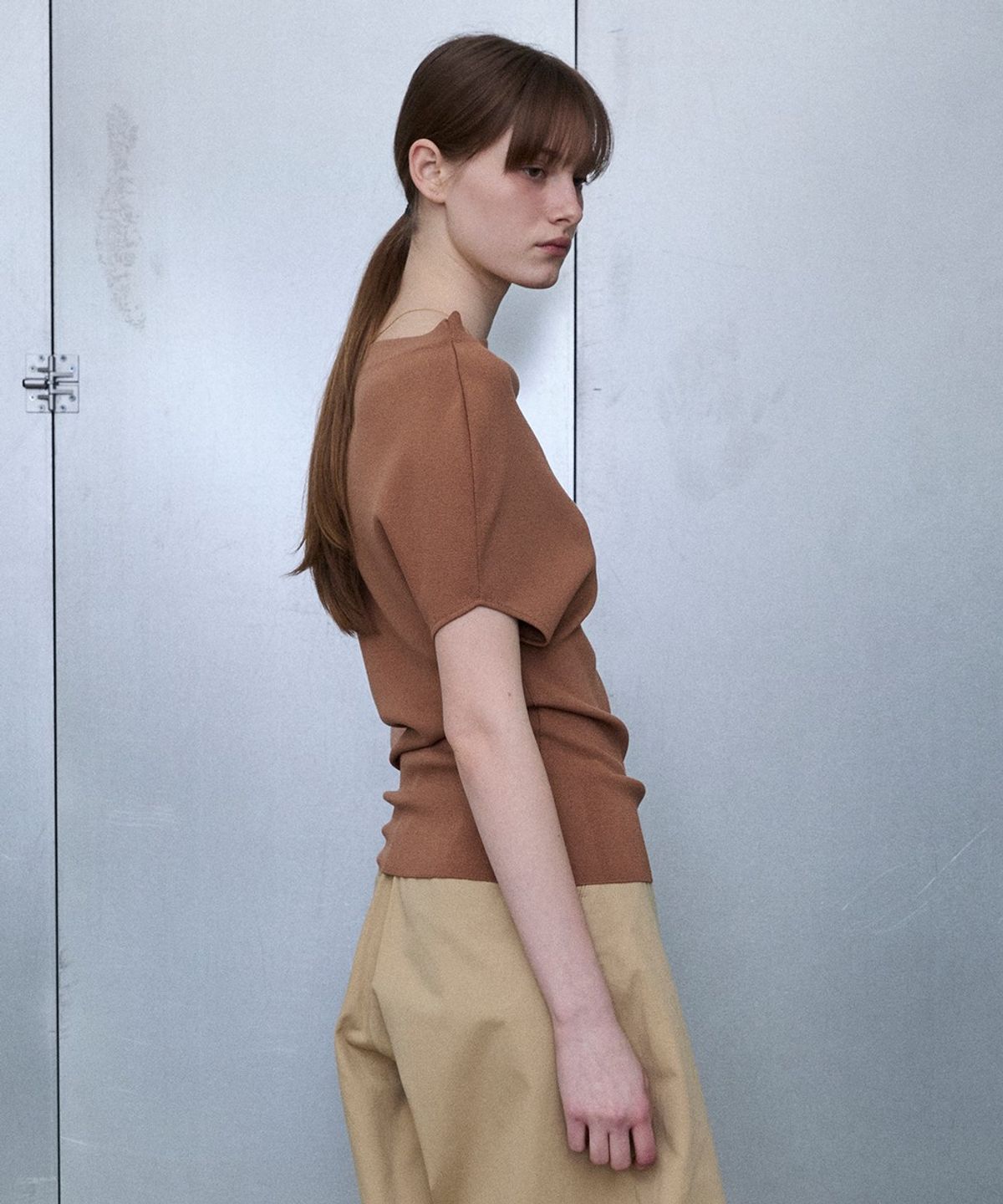디에토(DEETO) Draped One-Shoulder Knit Top [CAMEL]