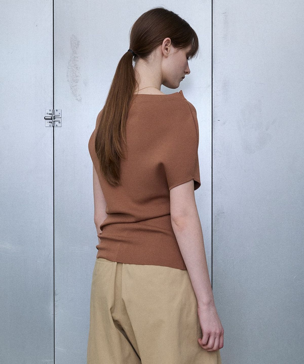 디에토(DEETO) Draped One-Shoulder Knit Top [CAMEL]