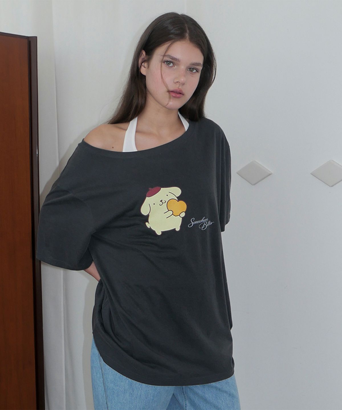 썸웨어버터(SOMEWHEREBUTTER) Heart Pompompurin Off Shoulder Top - Charcoal