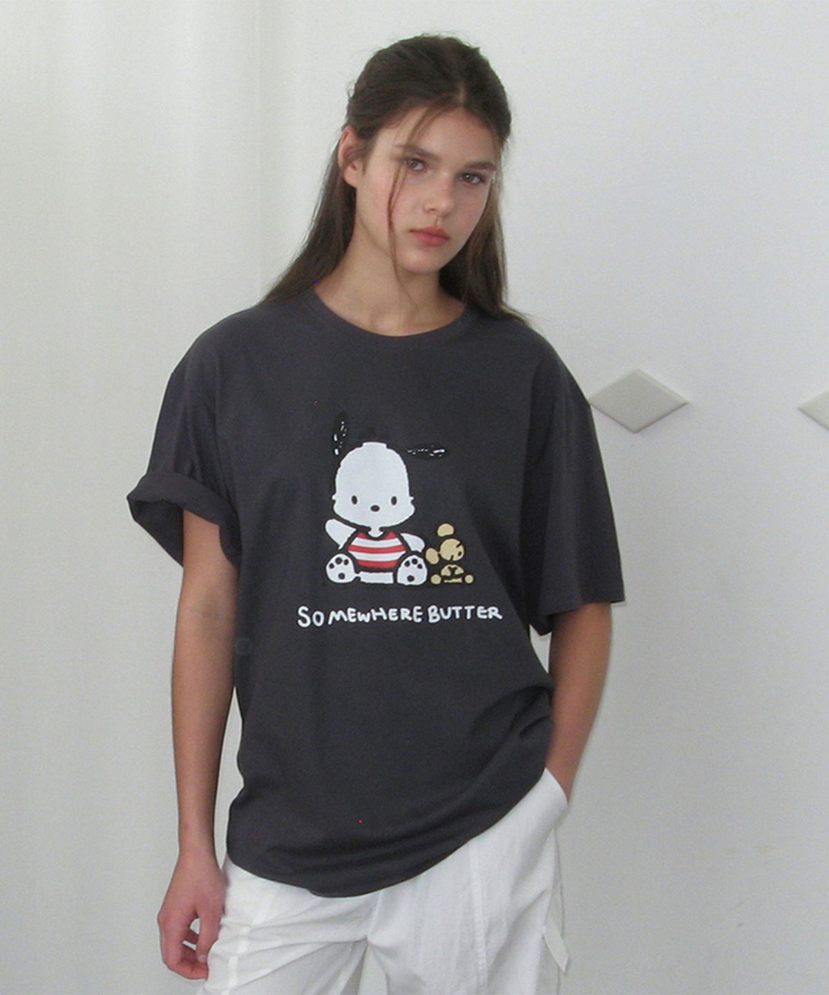 썸웨어버터(SOMEWHEREBUTTER) Pochacco Over-Fit Top - Charcoal