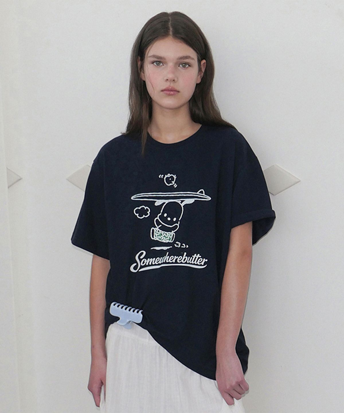 썸웨어버터(SOMEWHEREBUTTER) Summer Pochacco Over-Fit Top - Navy
