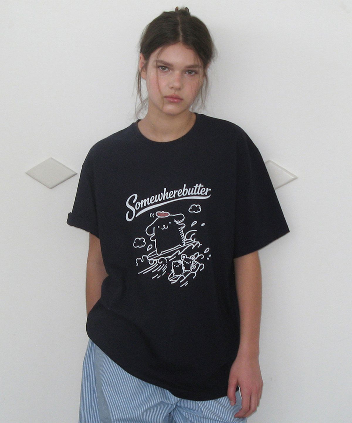 썸웨어버터(SOMEWHEREBUTTER) Summer Pompompurin Over-Fit Top - Navy