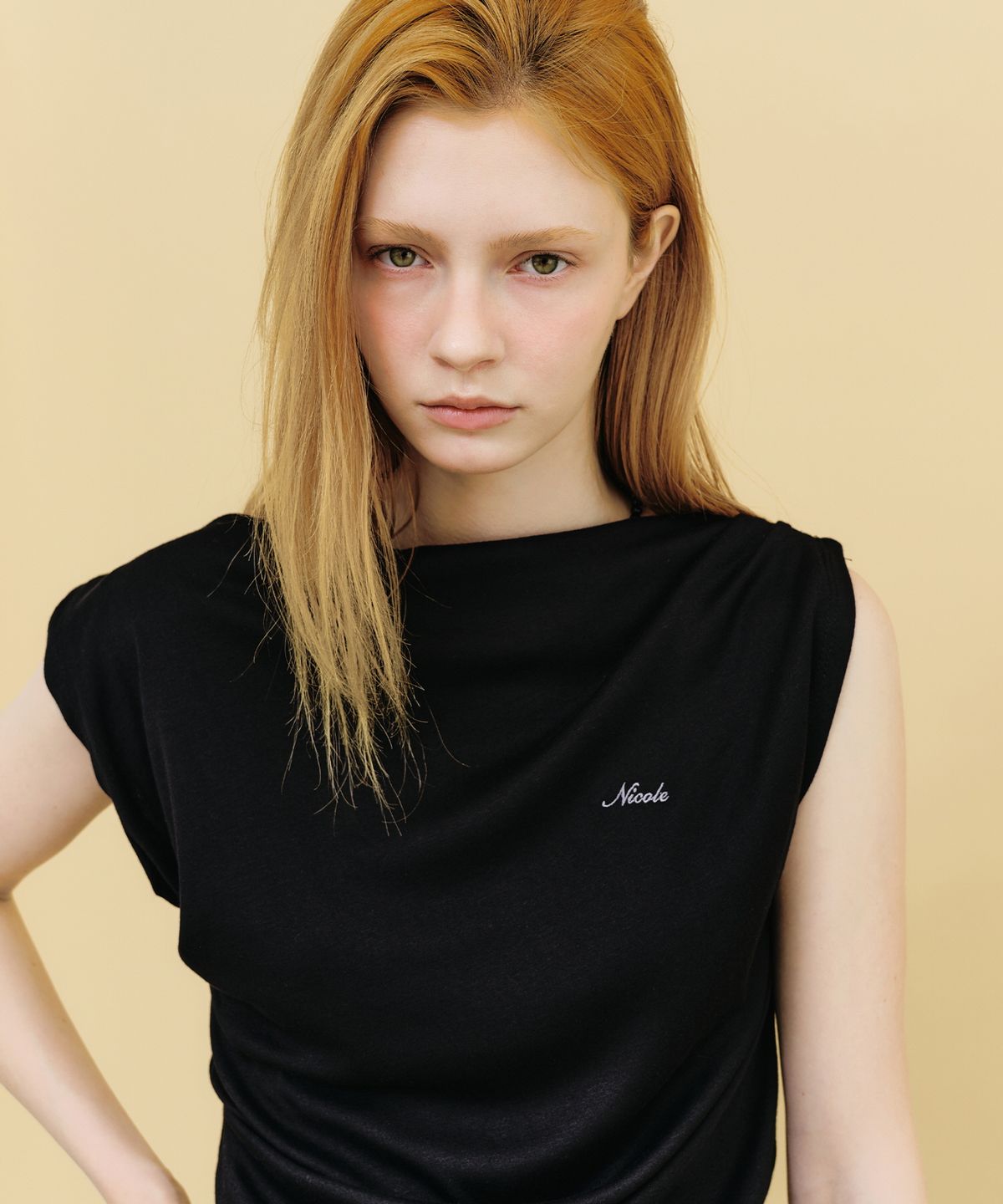 닉앤니콜(NICK&NICOLE) DRAPED SHIRRING SLEEVELESS TOP_BLACK