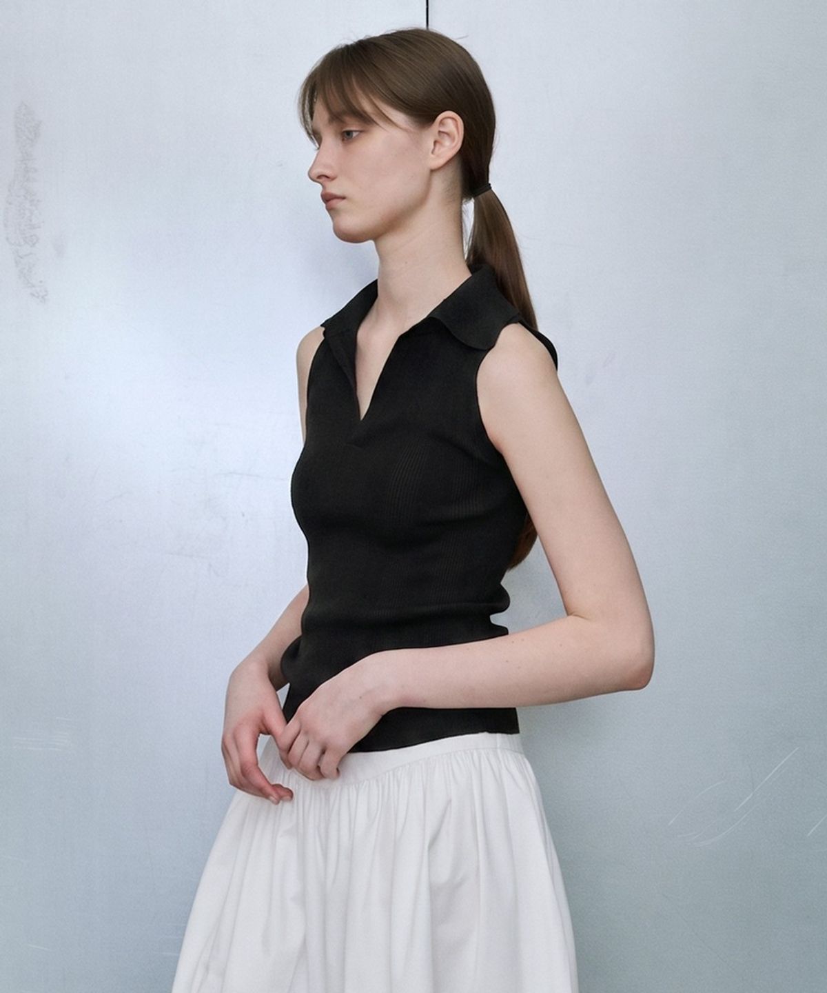 디에토(DEETO) Collared Ribbed Sleeveless Top [BLACK]