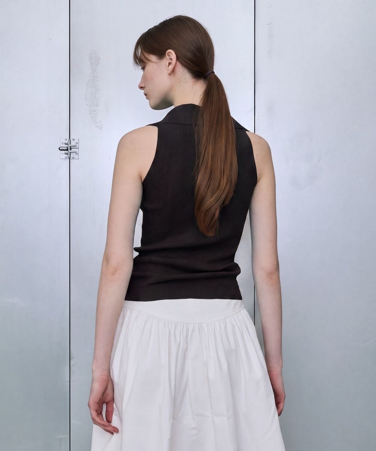 디에토(DEETO) Collared Ribbed Sleeveless Top [BLACK]