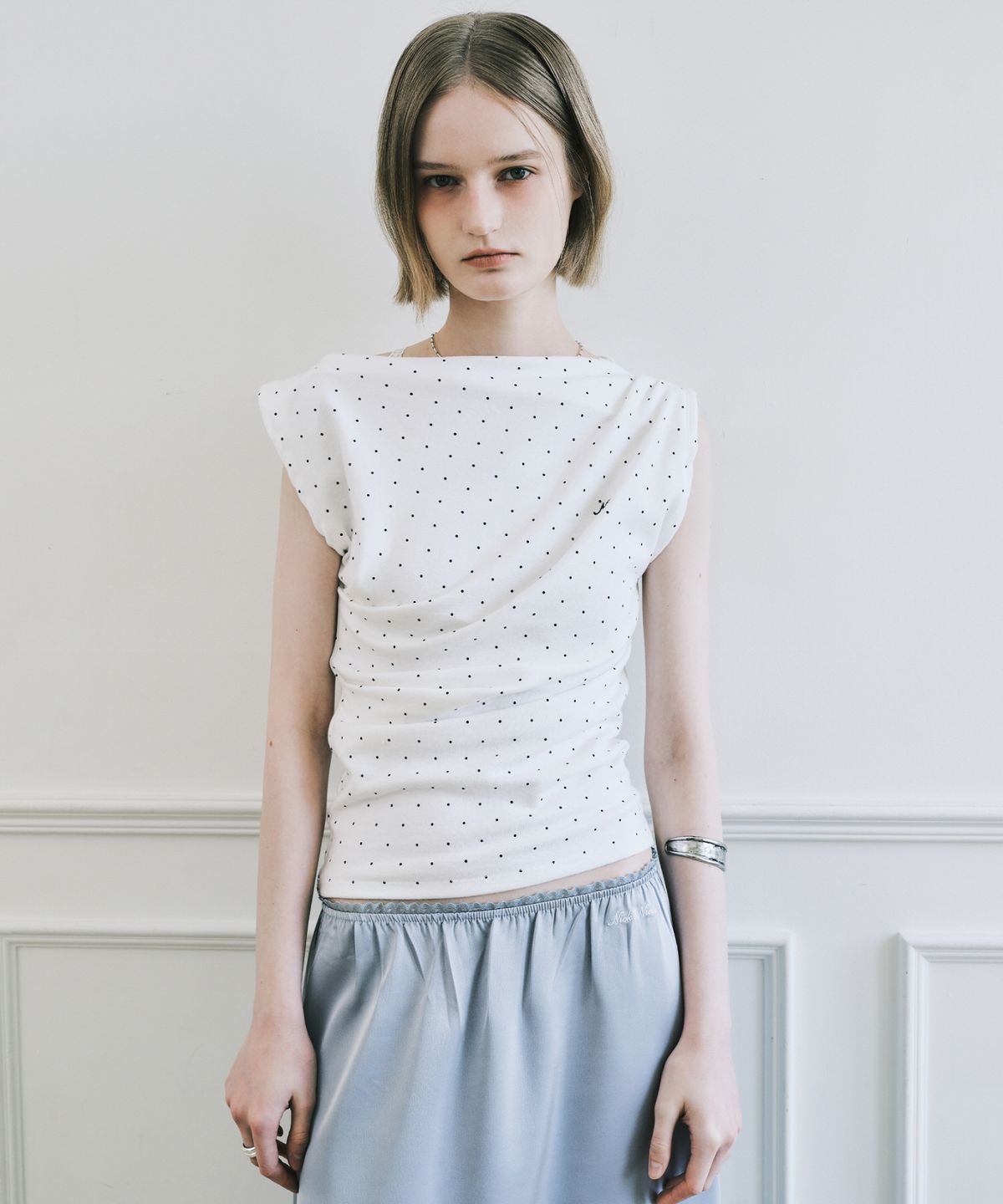 닉앤니콜(NICK&NICOLE) DOT SHIRRING DRAPE SLEEVELESS TOP_IVORY