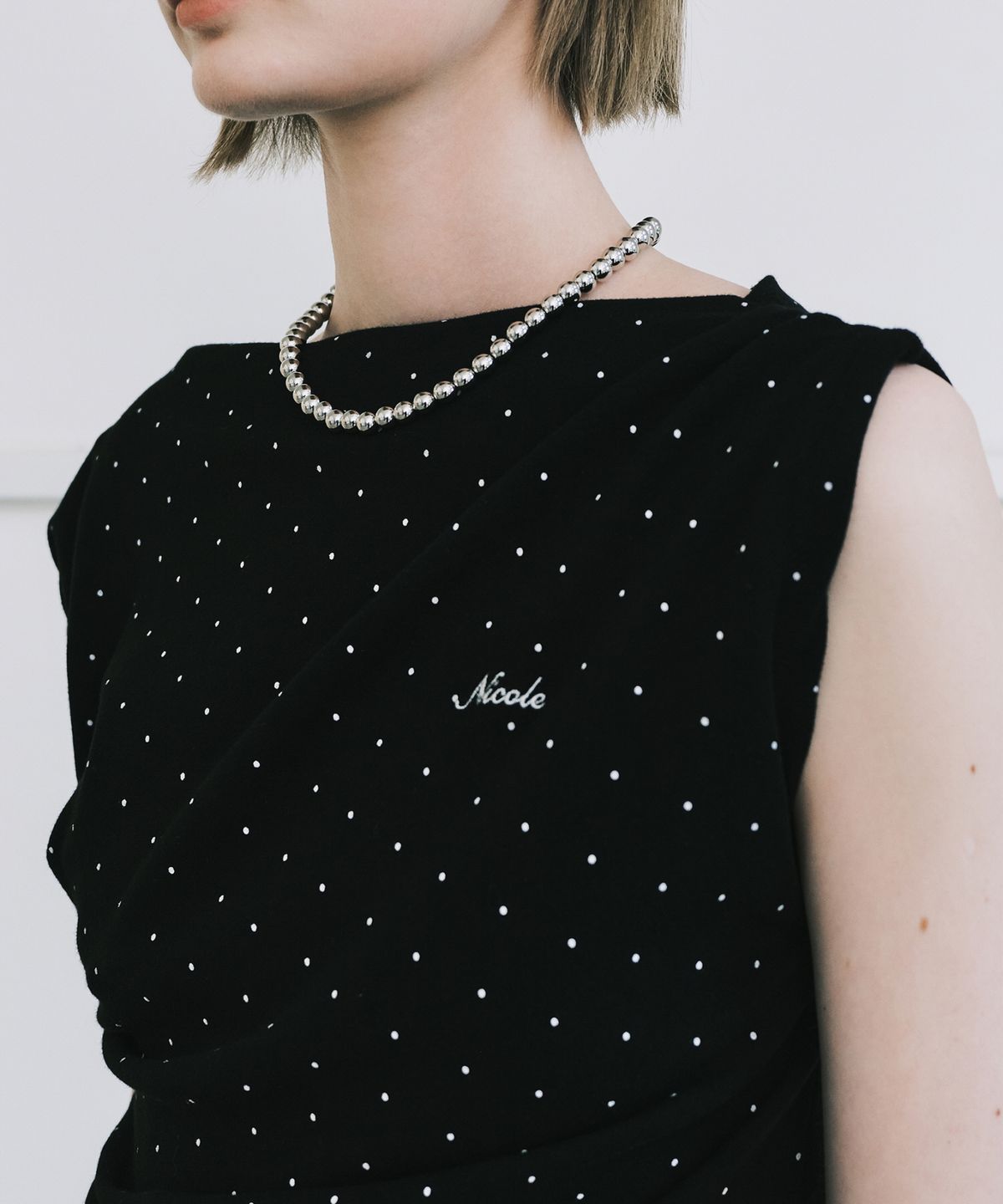 닉앤니콜(NICK&NICOLE) DOT SHIRRING DRAPE SLEEVELESS TOP_BLACK