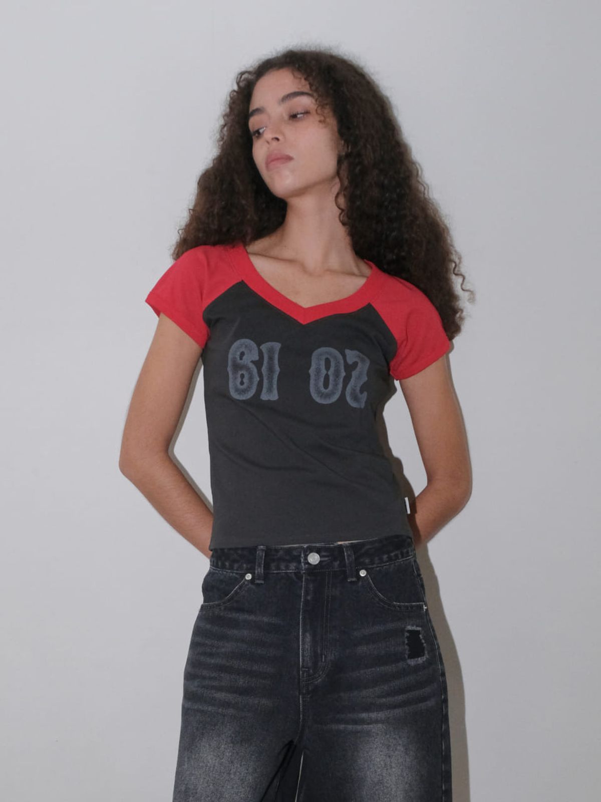 오디너리 홀리데이(ORDINARY HOLIDAY) V NECK SLIM T-SHIRT [RED]