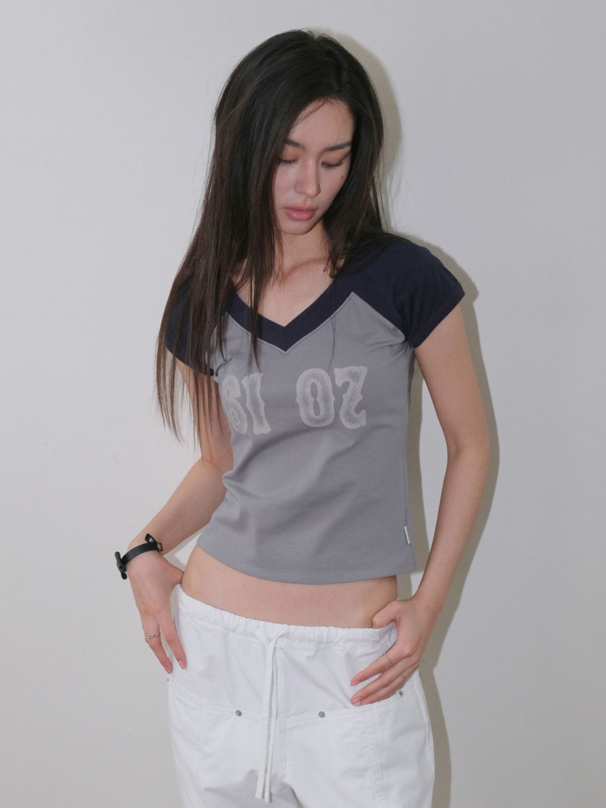 오디너리 홀리데이(ORDINARY HOLIDAY) V NECK SLIM T-SHIRT [NAVY]
