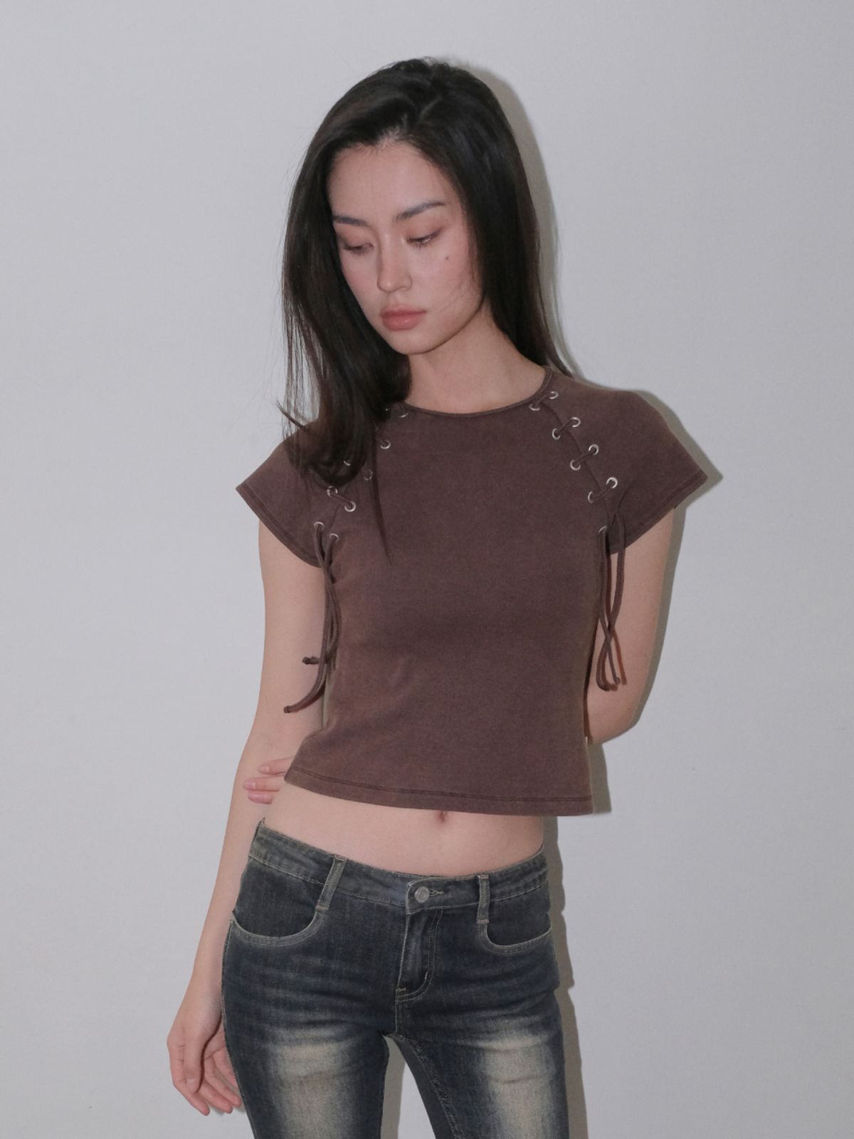 오디너리 홀리데이(ORDINARY HOLIDAY) LACE UP SLEEVES T-SHIRT [BROWN]