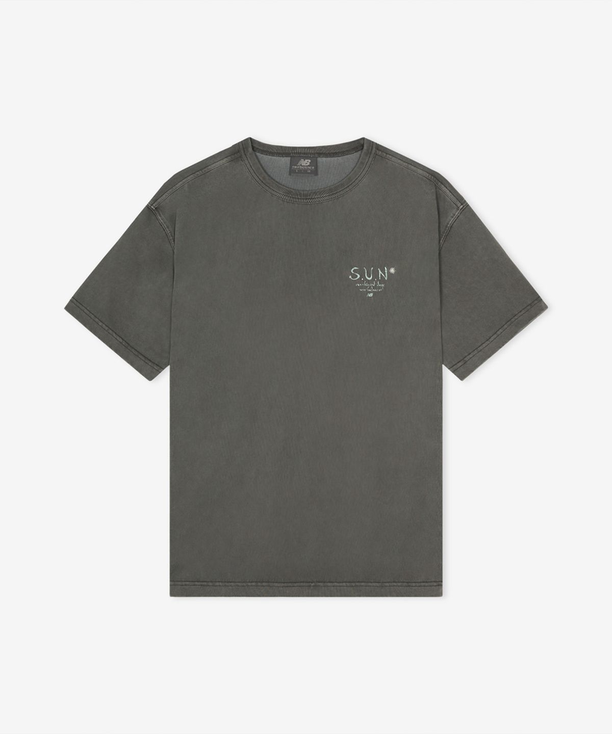 뉴발란스(NEW BALANCE) NBNEGCA013 / UNI 선 키스드 그래픽 반팔티 (D/CHARCOAL)